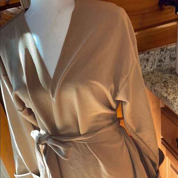 Beautiful PrettyLittleThing Tan Satin Robe Wrap-Style Top - Picture 10 of 10